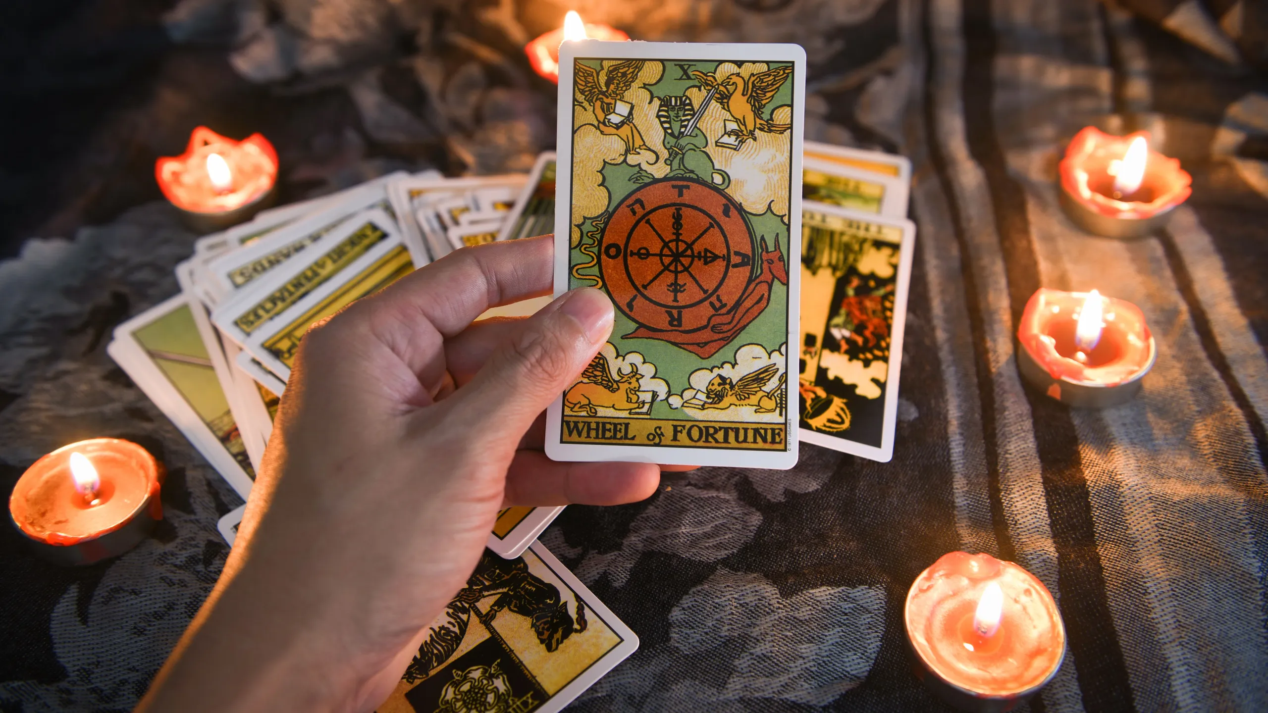 Quand et comment purifier ses cartes de tarot ?